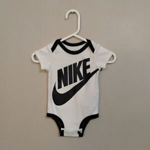 Nike White & Black Logo Baby One-Piece Bodysuit – Size 0–6 Months EUC